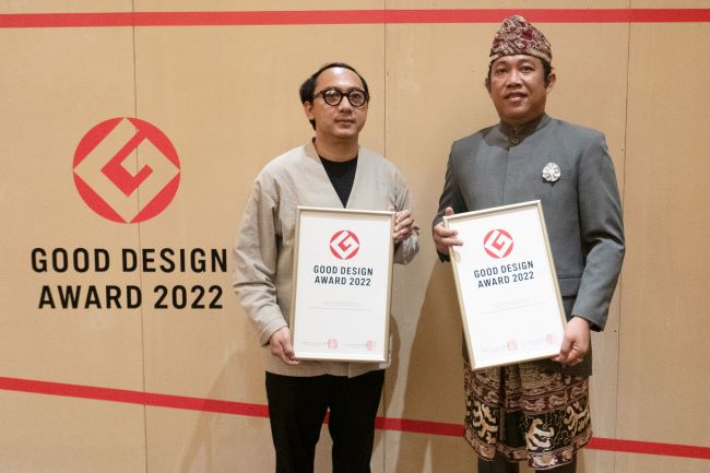Umar Ahmad (Bupati Tubaba 2014-2022) dan Andi Rahmat (Principal Designer & Director, Nusae) menerima penghargaan Good Design Award untuk proyek Menuju Tubaba di Tokyo, Jepang pada 1 November 2022. (Dok. Nusae)