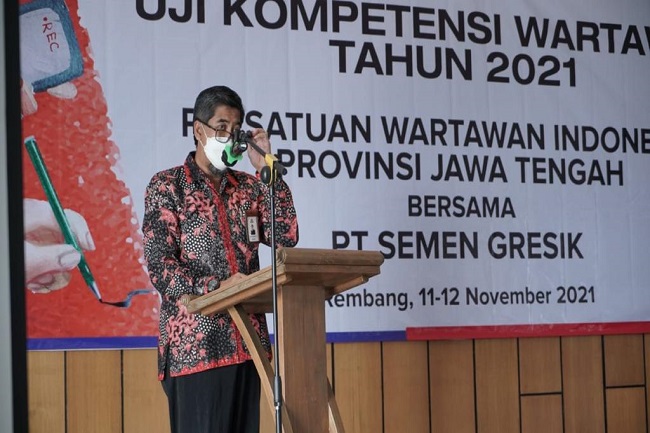 Kepala Departemen Komunikasi dan Hukum PT Semen Gresik, Gatot Mardiana, menyampaikan sambutan pada kegiatan UKW tahun 2021 di Hotel Pollos Rembang. (Dok. PT Semen Gresik)