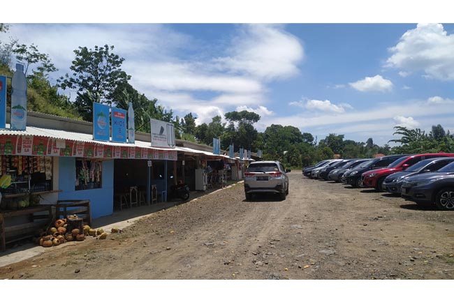 Area parkir kendaraan dan deretan kios di kawasan obyek wisata Curug Leuwi Hejo Sentul,  Bogor,  Jawa Barat. (GATRA/Jongki Handianto) 