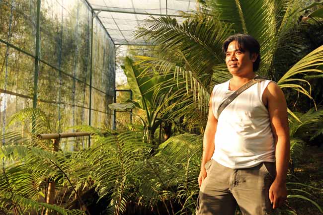 I Nyoman Sudaryana alias Komang Petak pemilik The Fire Flies Garden di taman konservasi kunang-kunang, Desa Taro, Gianyar, Bali.(GATRA/Jongki Handianto)