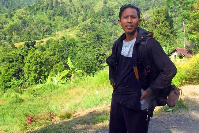 Zaelani, salah satu pemandu wisata di Curug Leuwi Hejo  Sentul, Bogor, Jawa Barat. (GATRA/Jongki Handianto)