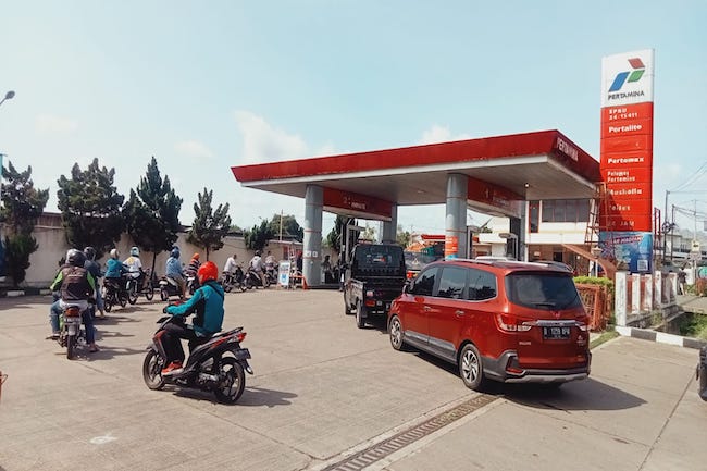 Antrean kendaraan di sebuah SPBU di kawasan Pondok Cabe, Tangerang Selatan, Banten, sabtu (3/9/2022)  jelang kenaikan harga BBM pada pukul 14.30 WIB. (GATRA/Ardi Widi Yansah)