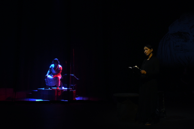 Adegan monolog Kunthi pentas teater Surat-Surat Karna (Dok.Komunitas Salihara/Witjak Widhi Cahya)
