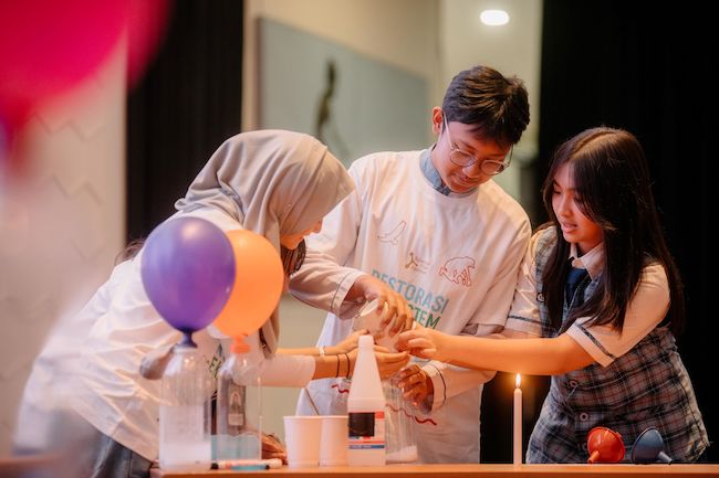 Sejumlah pelajar melakukan eksperimen sains berjudul “Gas Karbondioksida“ saat pembukaan Science Film Festival Indonesia 2023 di Plaza Insan Berprestasi, Kantor Kemendikbudristek, Jakarta (Dok. Goethe-Institut Indonesien)