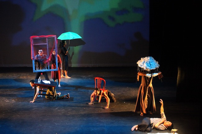 Cuplikan adegan dalam lakon Semalam Masa Silam Mengunjungiku karya Teater Satu di Salihara (Gatra/Eva Agriana Ali)