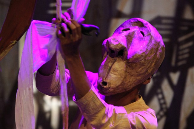 Penampilan Papermoon Puppet Theatre berjudul A Bucket of Beetles di Komunitas Salihara (Gatra/Adi Wijaya)
