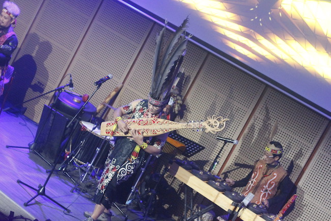 Nek Daniang (Yulius Daniang) di pertunjukan "Suara Harmoni Kalimantan" (Gatra/Hidayat Adhiningrat P.)