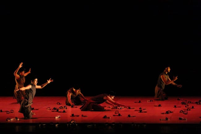 Tari Silo karya Hari Ghulur menjadi performance utama pembukaan Indonesian Dance Festival (IDF) 2022 (Gatra/Eva Agriana Ali)