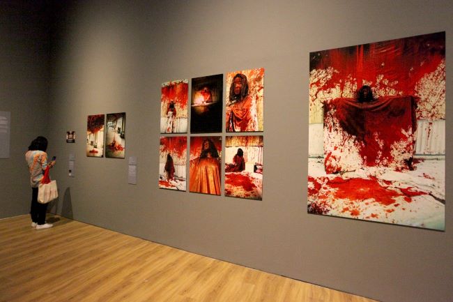 Karya-karya Chiharu Shiota setelah memutuskan berhenti melukis (Gatra/Eva Agriana Ali)