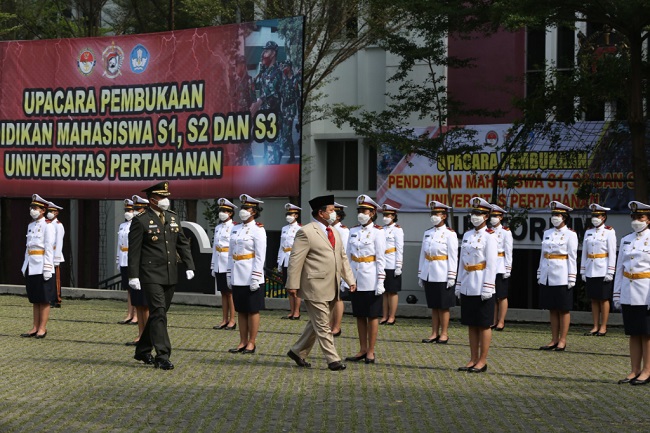 Menteri Pertahanan Prabowo Subianto memeriksa pasukan dalam Upacara Pembukaan Pendidikan Mahasiswa S1,S2 dan S3 Universitas Pertahanan, Bogor, Jawa Barat, Sabtu (29/8) (GATRA/Adi Wijaya)