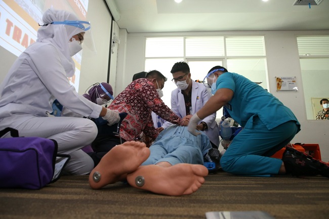  Simulasi penanganan pasien kecelakaan kerja oleh tenaga kesehatan yang bertugas di unit Emergency RSBP Batam (Dok.BP Batam)