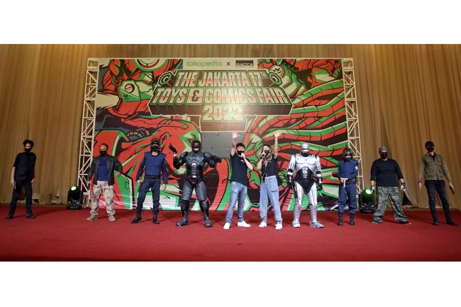 Penampilan Robocop live cosplay pada The Jakarta 17th Toys & Comics Fair 2022 di Balai Sudirman, Jakarta. (GATRA/Jongki Handianto)