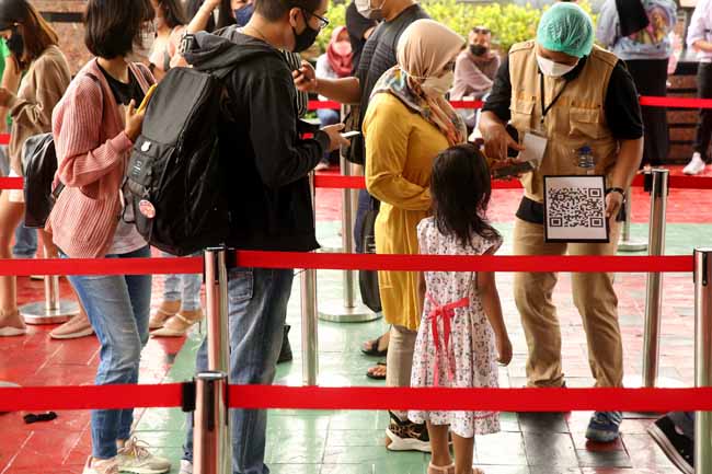 Pengunjung wajib memindai aplikasi Self Assessment Resiko Covid-19 dan Pedulilindungi pada The Jakarta 17th Toys & Comics Fair 2022 di Balai Sudirman, Jakarta. (GATRA/Jongki Handianto)