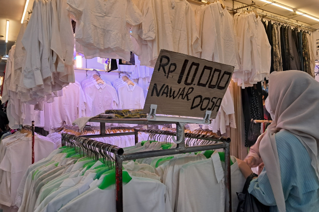 Pusat thrifting di Pasar Senen, Jakarta Pusat. (GATRA/Dwi Rachmawati)