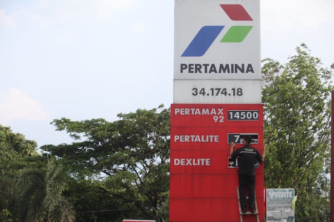 Petugas SPBU Pertamina mengganti papan harga  BBM usai Presiden Joko Widodo menetapkan kenaikan harga BBM bersubsi jenis Pertalite, Solar Subsidi dan Pertamax, Sabtu (3/9/2022) (Gatra/Eva Agriana Ali)